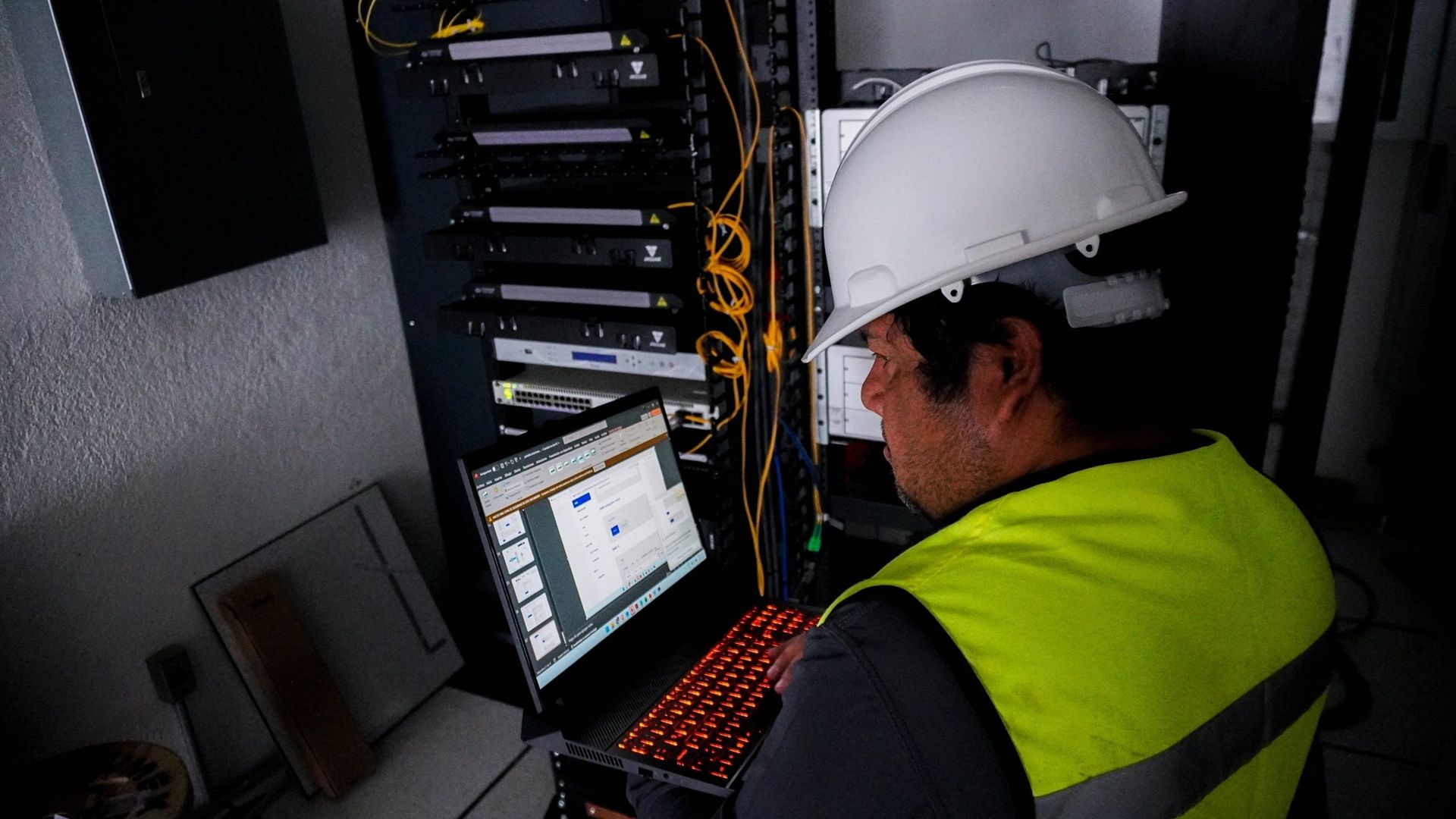 Programador revisando el estado de conexión en su computadora