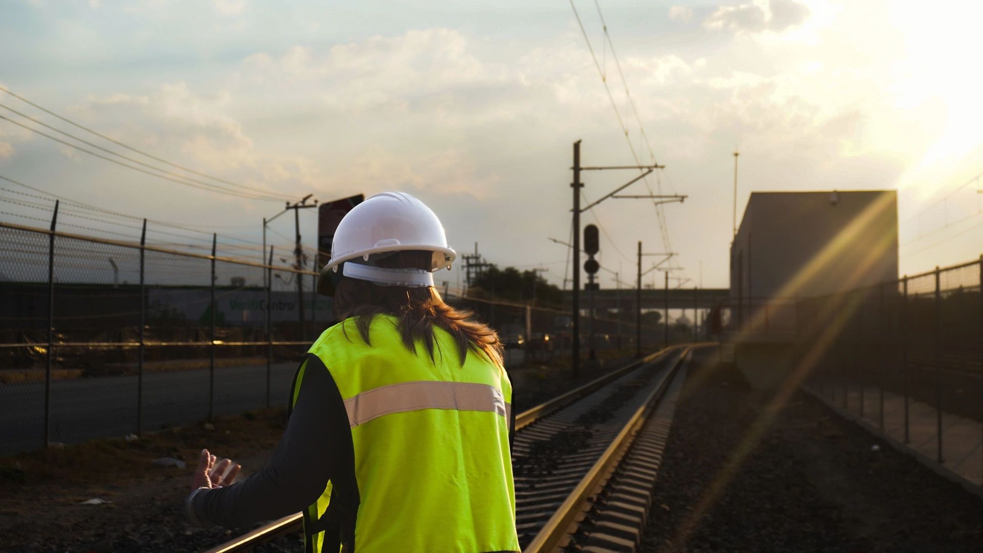 Trabajador con casco en vías de tren