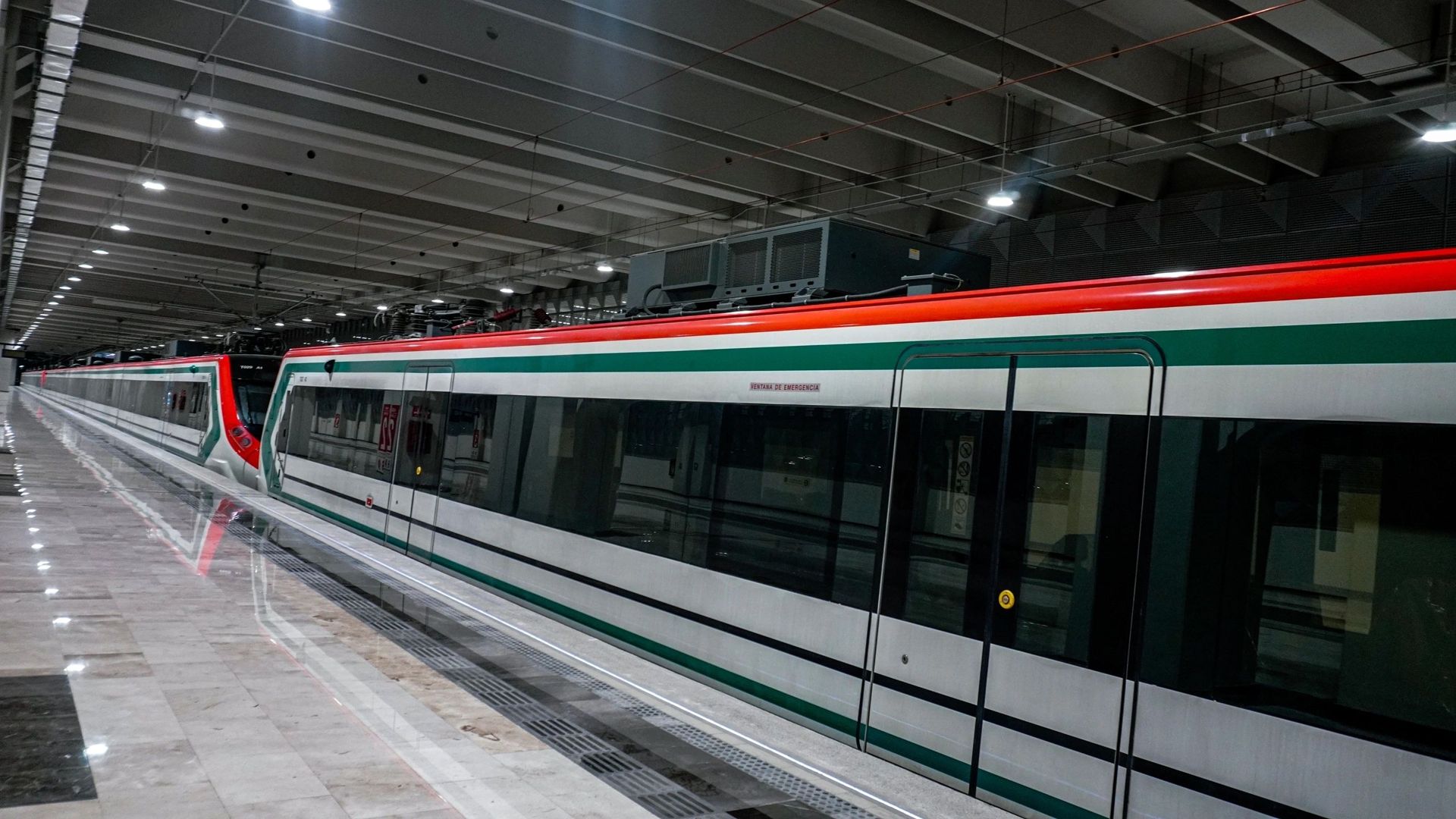 Tren suburbano directamente de la estación AIFA