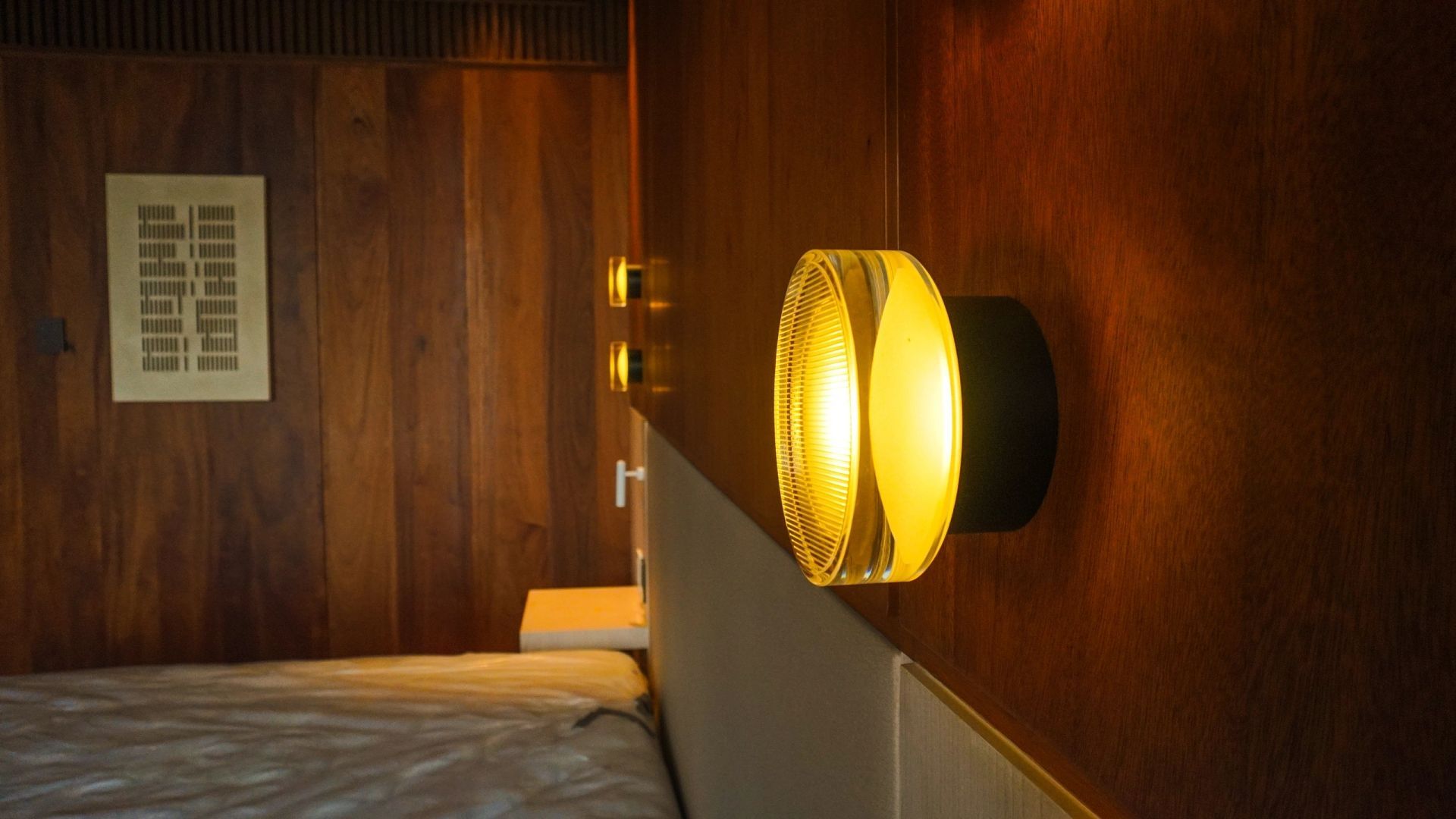 Iluminación en cuarto de hotel