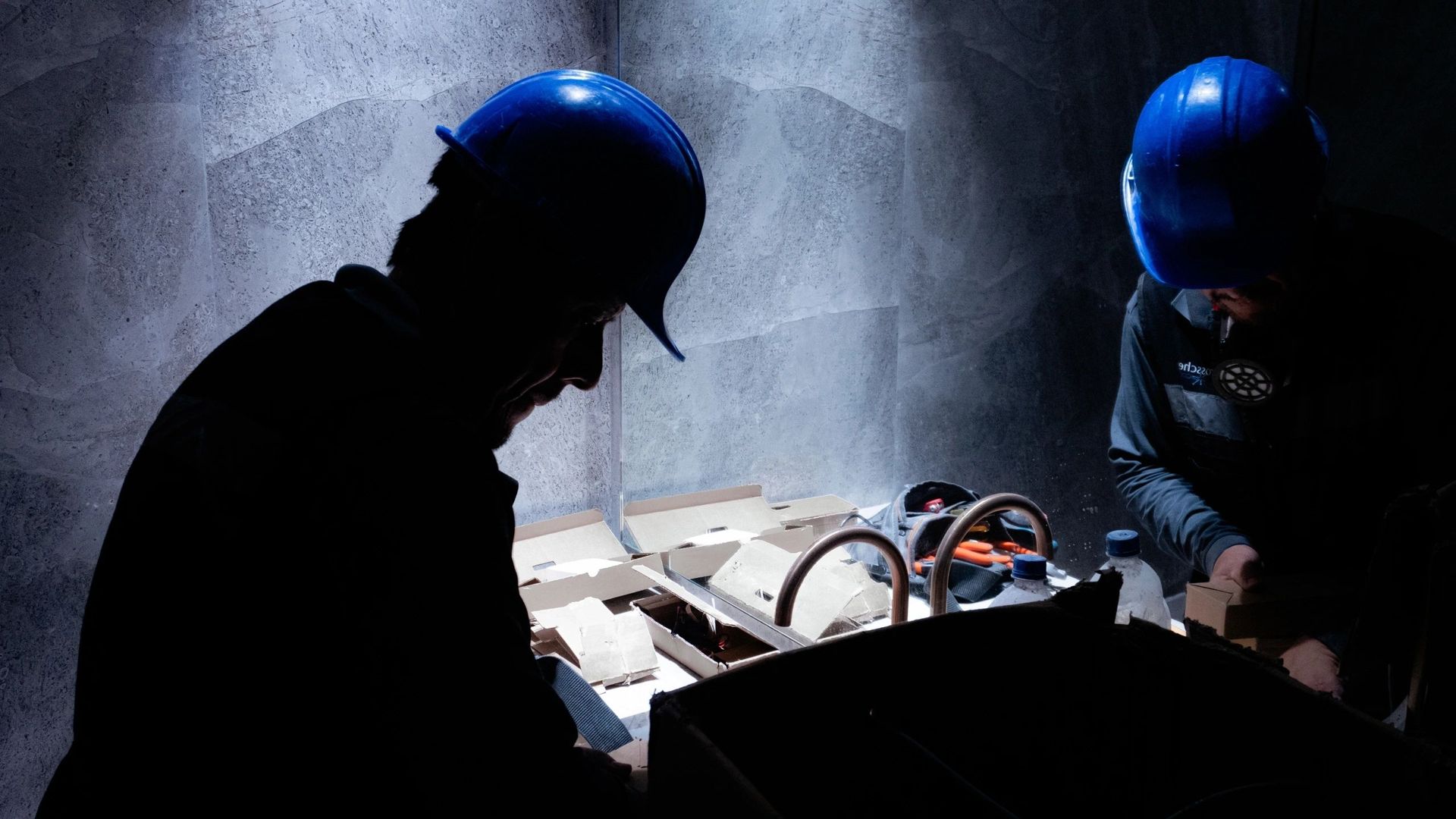 Trabajadores instalando
