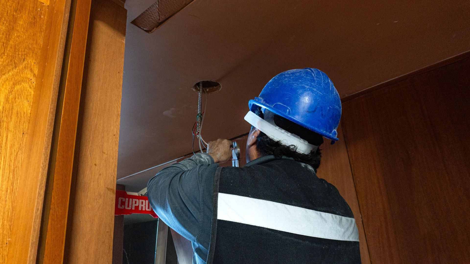 Instalador poniendo un foco de luz