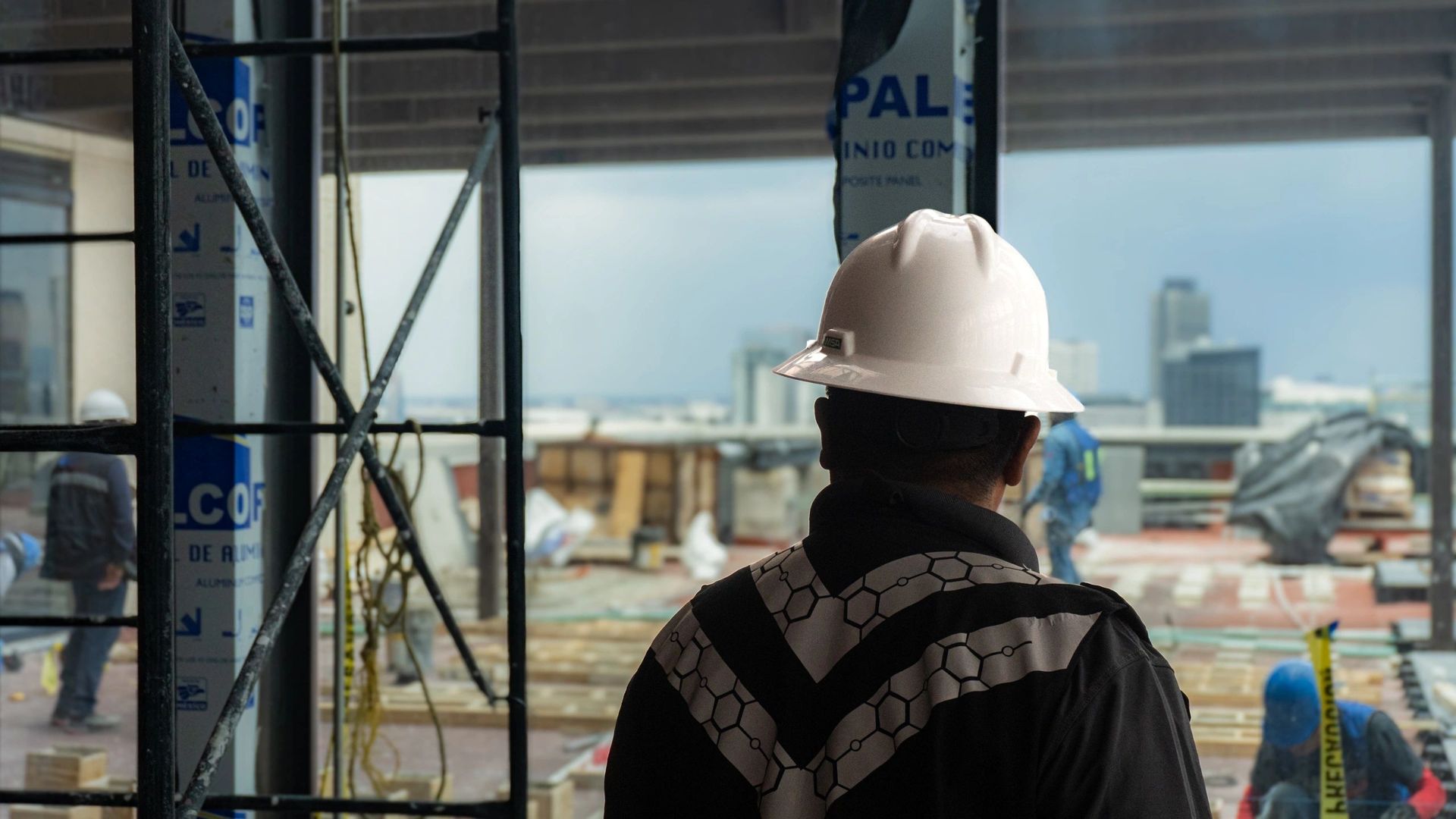 Trabajador con casco dentro de la obra civil