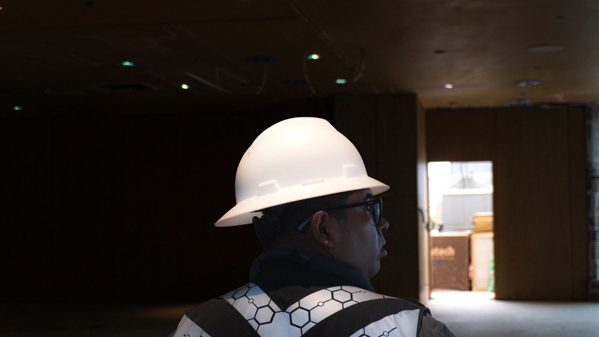 Trabajador con casco